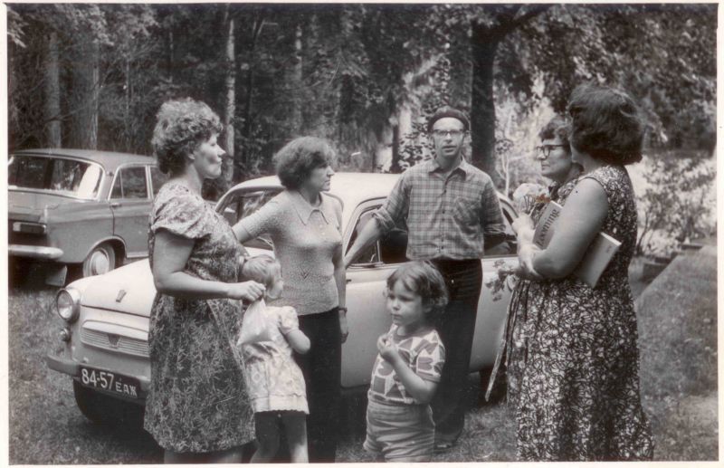 Zu diesem Foto schreibt Reet: "Auf dem alten Foto bin ich drei Jahre alt, mich sieht man aber nicht so gut. Der familieneigene "Moskwich" steht ganz hinten. Wir sind da beim Sommerhaus von meinem Urgrossonkel (der hatte sein Haus an mehrere Verwandte vererbt, also trafen sich viele Familien dort). Es wurde zusammen gekocht, Ausflüge gemacht und in die Sauna gegangen. Noch heute fahren mehrere Cousins mit ihren Familien hin, wir aber lange nicht mehr. Es liegt ca 25 km südlich von Tartu und dorthin habe ich meine ersten "Reisen" gemacht."