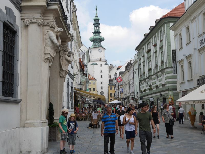 Touristen in Bratislava, Slowakei mit Kindern