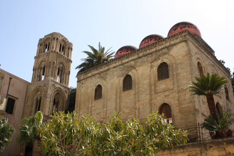 Rote Kuppeln der Kirchen in Palermo, Sizilien, Italien