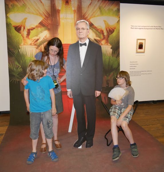 Dreiviertel-Familienfoto ganz im Stil von und mit dem hier leicht pappigen Fotokünstler Martin Parr im Kunst Haus Wien.