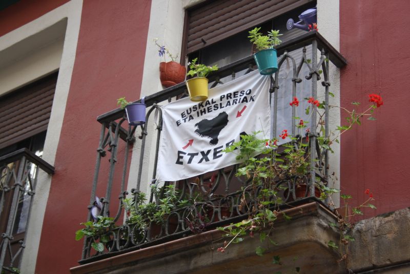 Separatistische Flaggen am Balkon im Baskenland