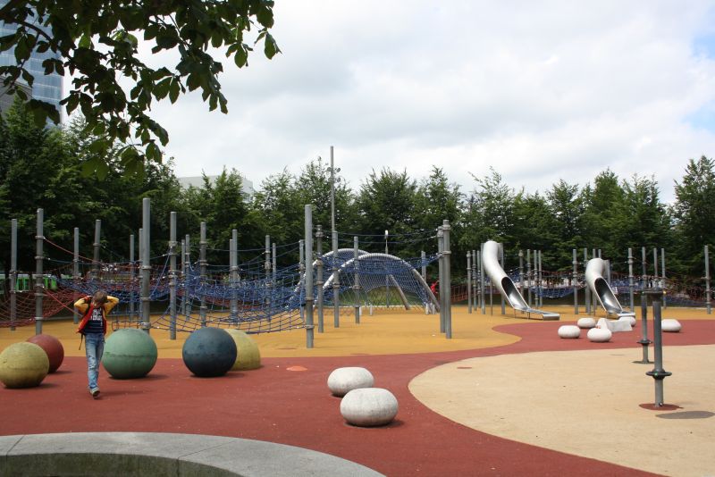 Urlaub im Baskenland mit Kindern, Spielplatz neben dem Guggenheim-Museum in Bilbao. 