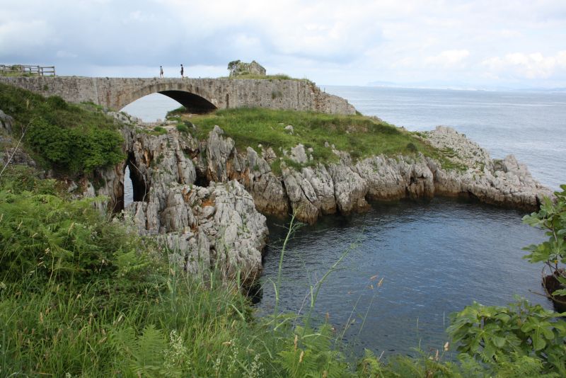 Baskenland, Castro Urdiales, Brücke am Felsen