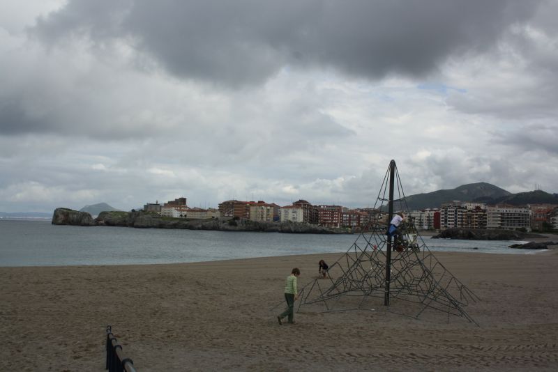 Castro Urdiales, Biskaya, Strand mit Spielplatz