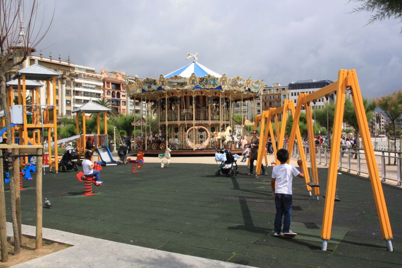 Direkt an der Promenade gibt es einen Spielplatz und das Nostalgie-Karussell. 