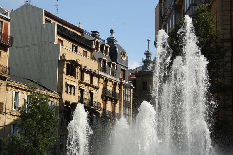 Donostia-San Sebastian, Stadtbild mit Fontäne
