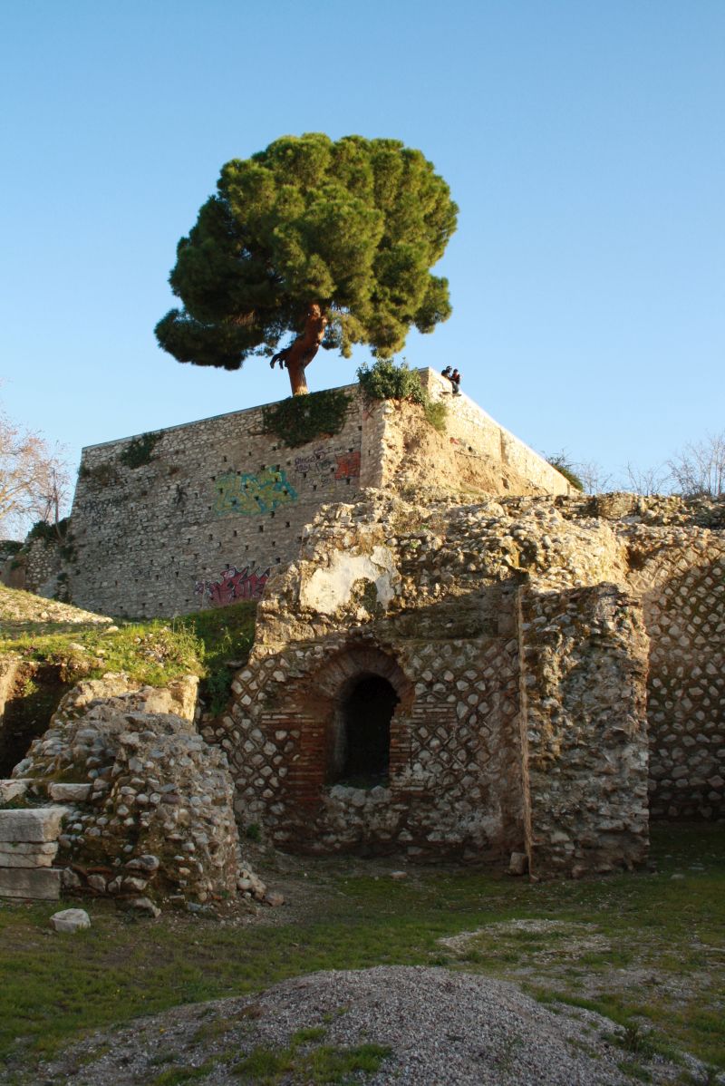 Römische Ruinen in Patras mit Kindern