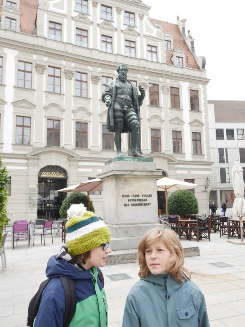 Augsburg mit Kindern, Fugger-Denkmal