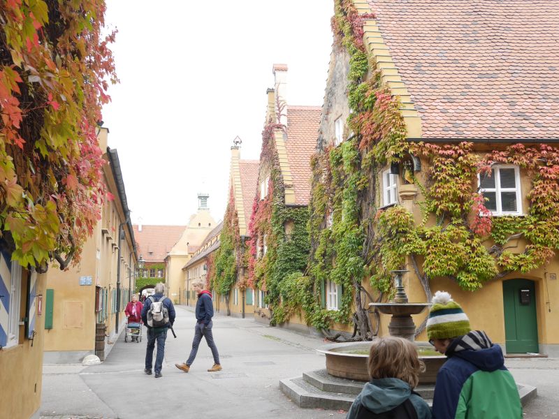 Augsburg mit Kindern, Fuggerei Brunnen