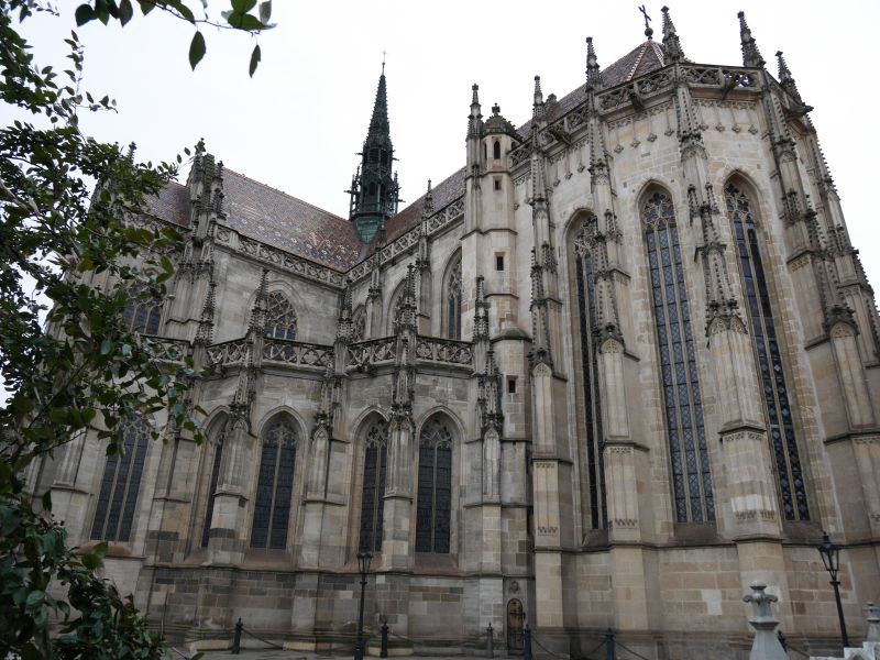 Schon schick, haut uns verwöhnte Mitteleuropäer aber nicht so recht aus den Latschen: der Elisabeth-Dom in Kosice. 