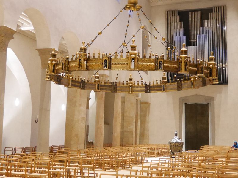 Mariendom Hildesheim von innen, Radleuchter