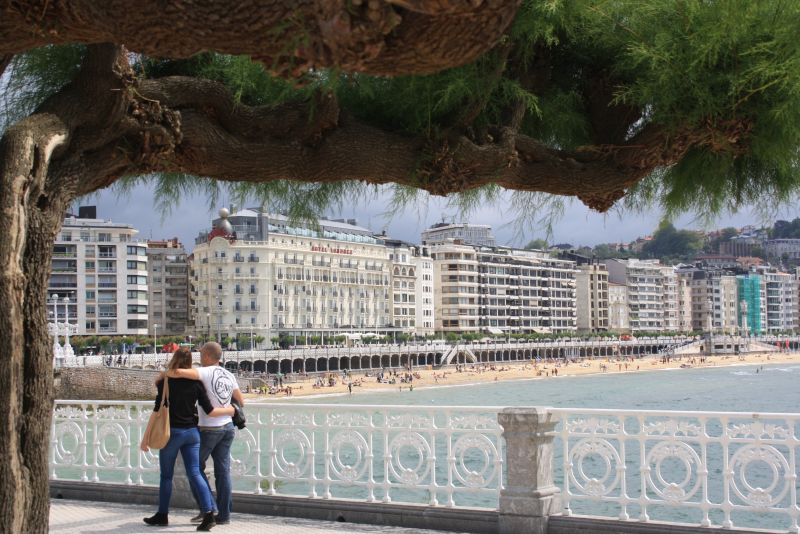 Donostia-San Sebastian, Promenade mit Aussicht auf Stadtstrand und Hotels