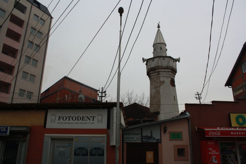 Ladenzeile in Pristina, Kosovo als Reiseziel