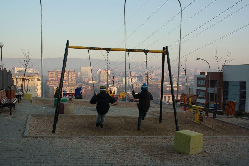 Spielplatz in Pristina, Kosovo mit Kindern