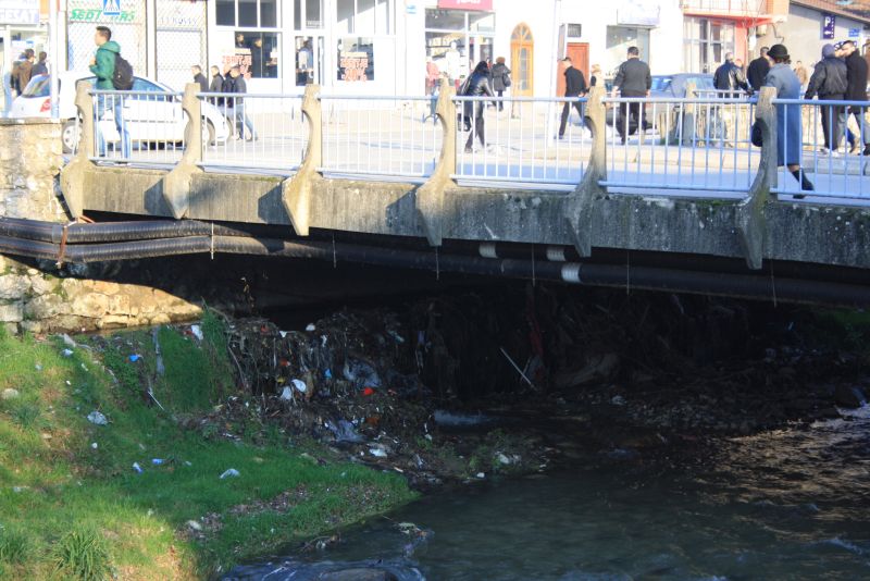 Müll unter der Brücke in Prizren, Kosovo