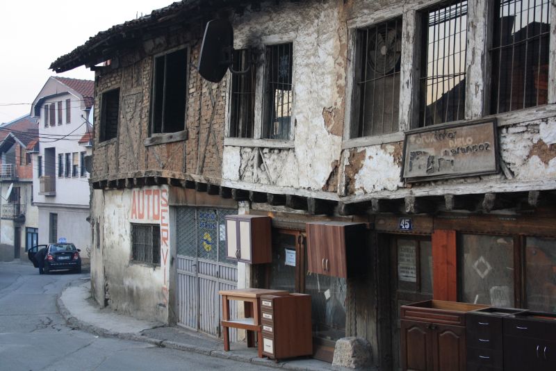 Möbelgeschäft und Autowerkstatt in Prizren, Kosovo. 