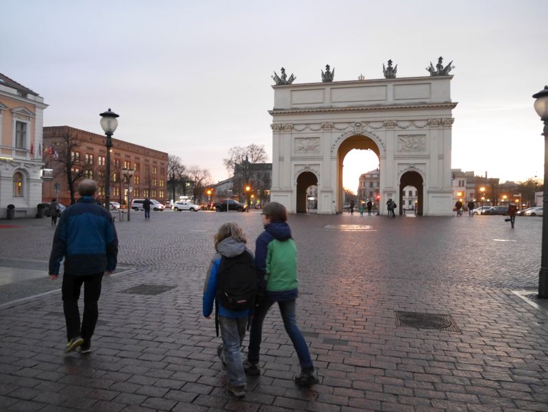 Brandenburger Tor in Potsdam mit Kindern