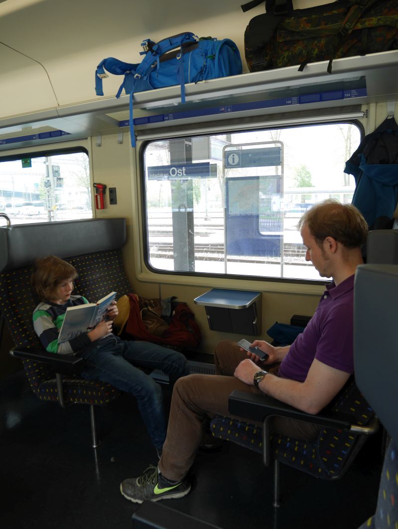 Backpacking mit Kind in der Schweiz im Zug