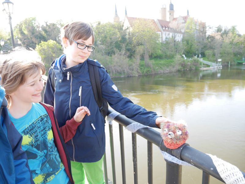 Merseburg mit Kindern, gestrickte Tiere auf der Brücke