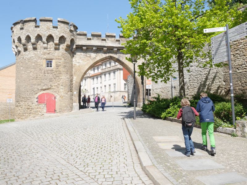 Merseburg mit Kindern, Krummes Tor