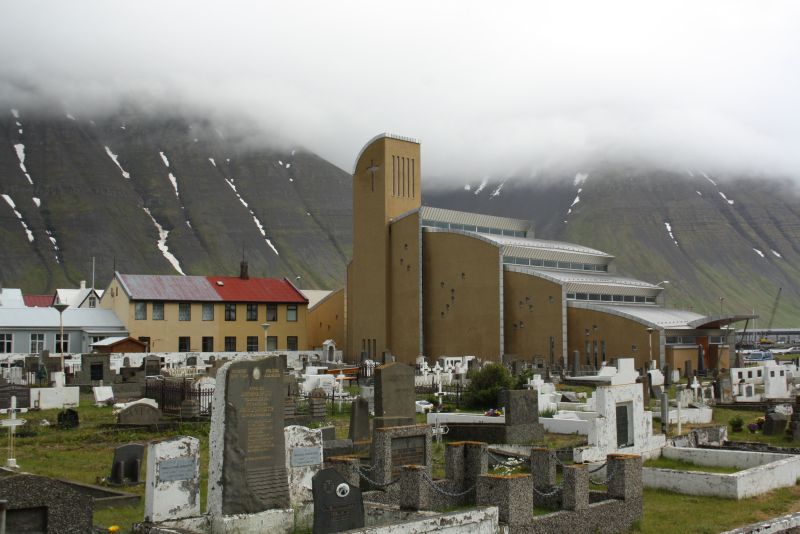 Isafjördur, Island, Kirche und Friedhof