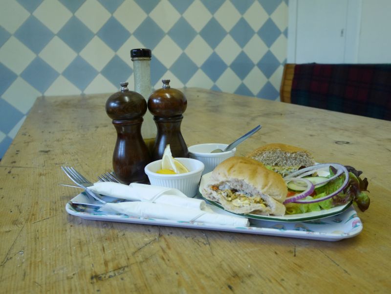 crab roll in der sea food cabin in Skipness, Kintyre. Schottisches Fischbrötchen