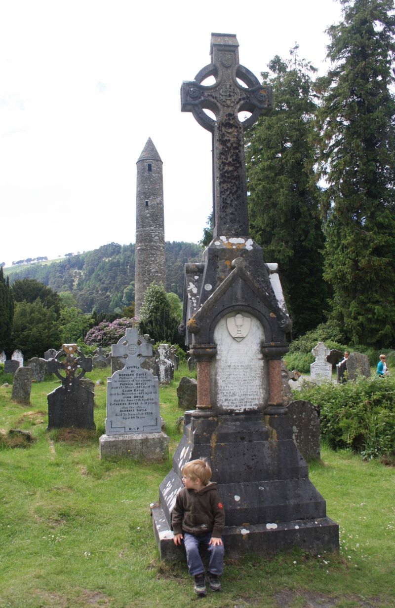 Roadtrip nach Irland mit Kindern, Kloster Glendalough, Friedhof, keltisches Kreuz
