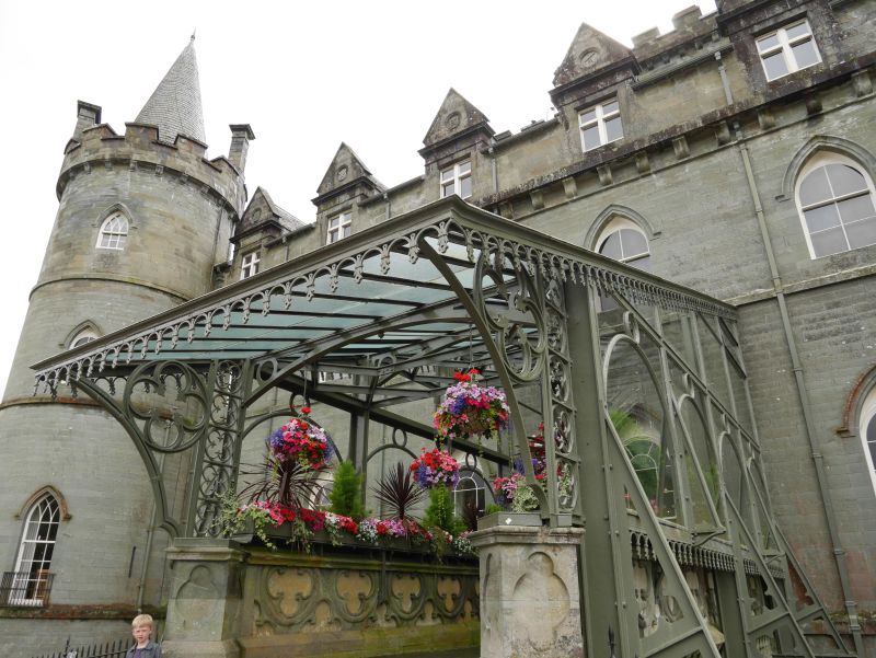 Inveraray Castle Eingang mit Stahlkonstruktion und Blumen