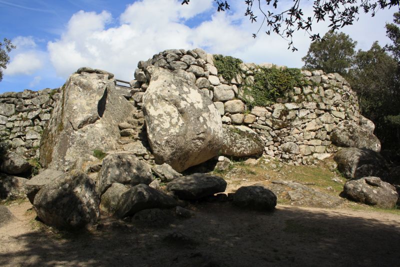 Eingang zur Bronzezeit-Festung Cucuruzzu, Korsika