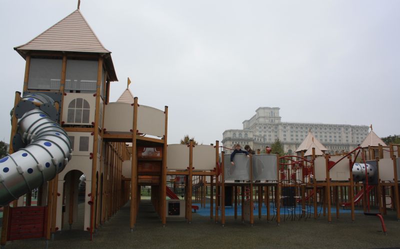 Rumänien, Bukarest, Spielplatz, Parlament