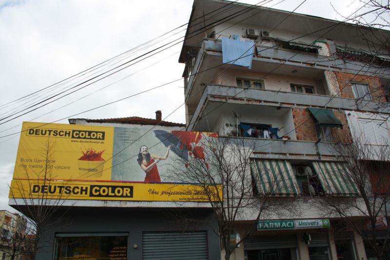 Albanien, Werbung für Farbe