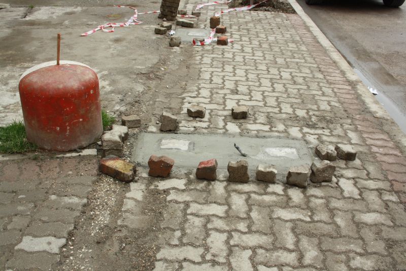 Baustellen-Absicherung auf Albanisch. 