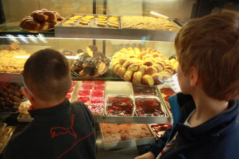 Kuchen beim Albanischen Bäcker, Urlaub in Albanien mit Kindern