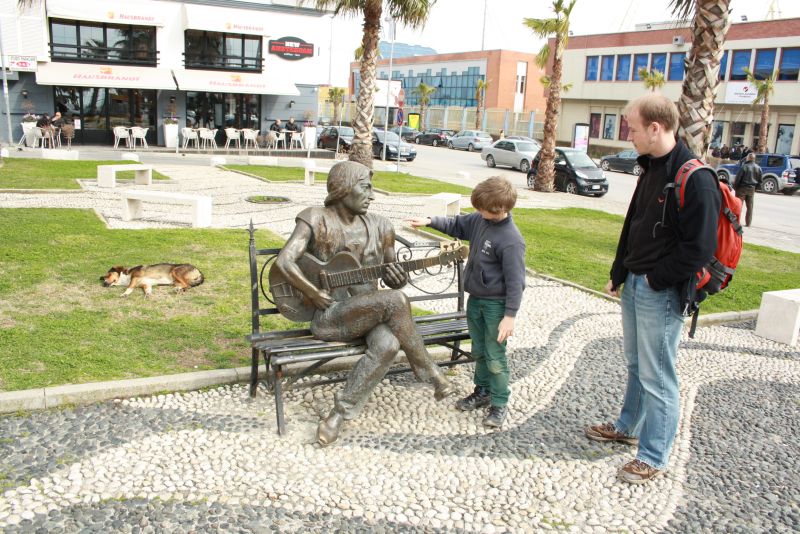 Straßenhund, Albanien mit Kindern in Durres