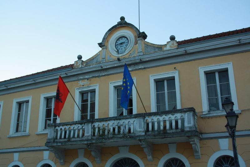 Albanien und EU Flaggen