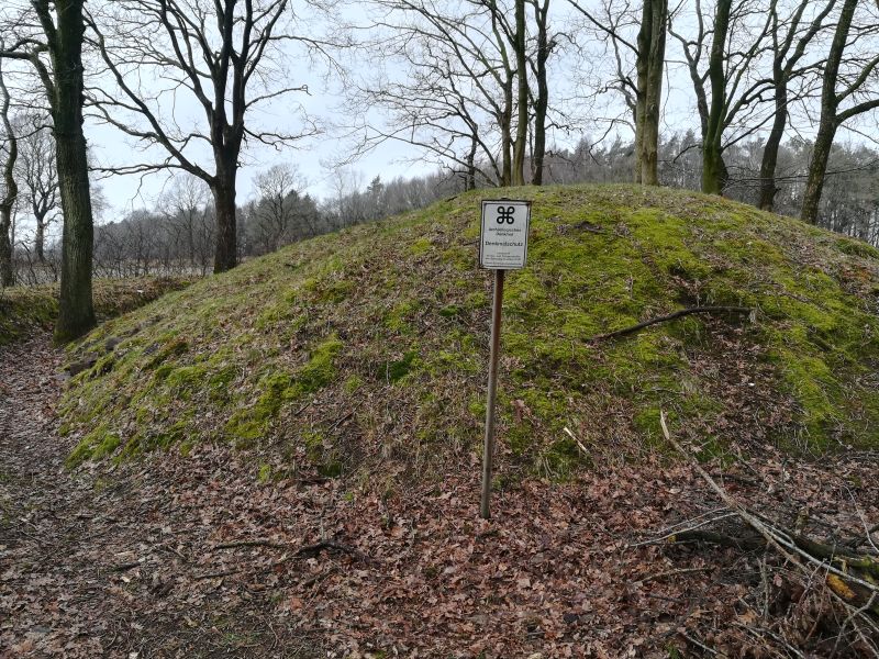 Sehenswert: Das Hügelgrab von Linden-Pahlkrug. 