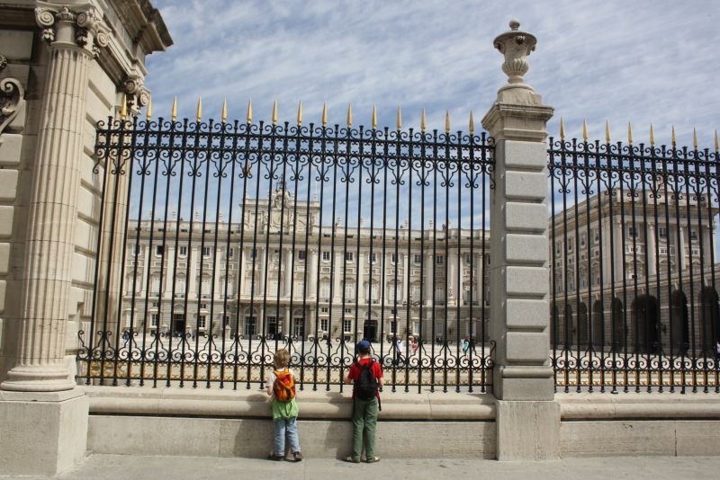 Die Jungs vor dem spanischen Königspalast in Madrid. 