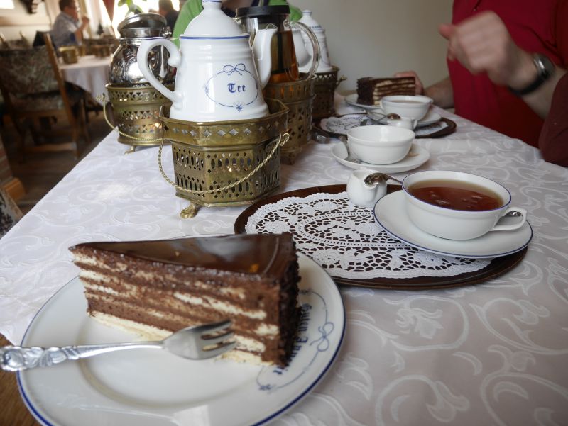 Ostfriesische Teezeremonie im Borkumer Teestübchen Café
