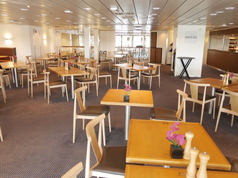 Ein Blick ins Bistro auf der King Seaways. 