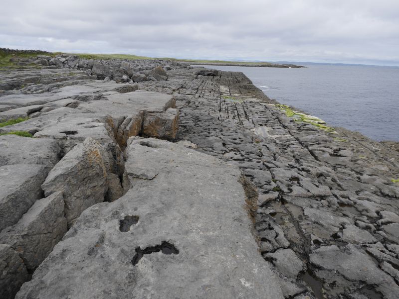 aran islands, inishmore, steine mit schienen