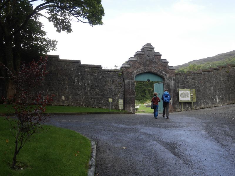 irland connemara kylemore abbey walled garden eingang