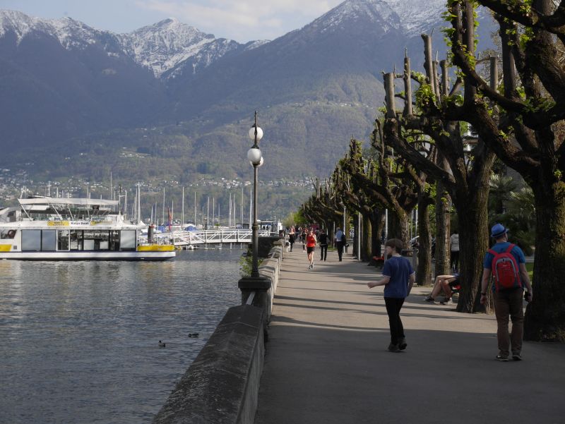 Seepromenade Locarno mit Kindern, Schweiz