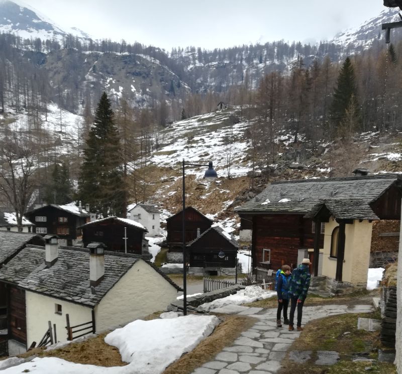 Schweiz, Tessin, Bosco Gurin mit Kindern