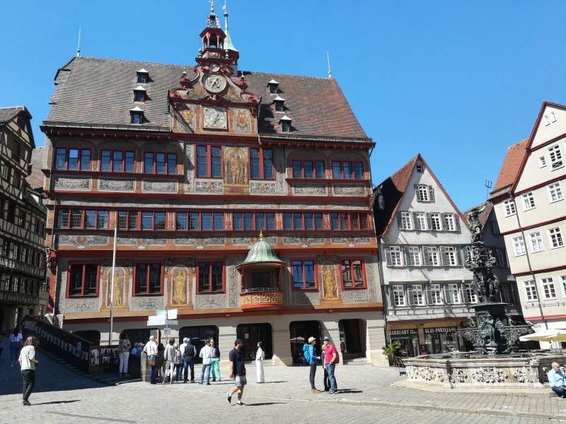 Rathaus Tübingen mit Kindern