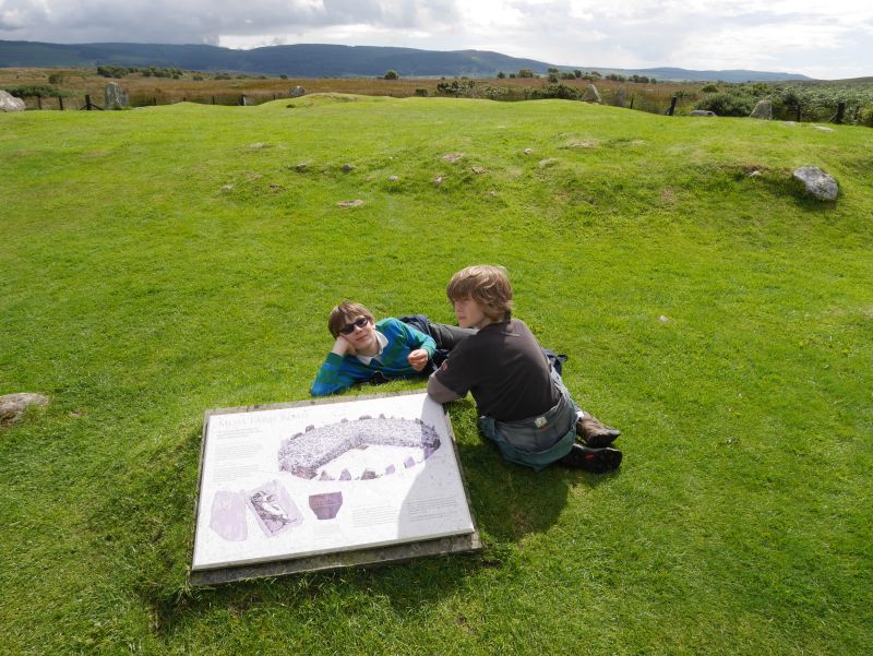 arran mit kindern machrie moore hügelgrab schottland