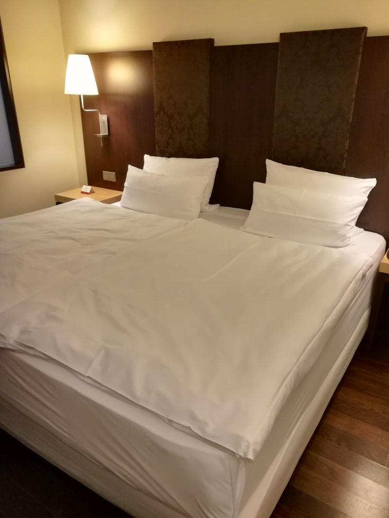 Hotelzimmer Bett