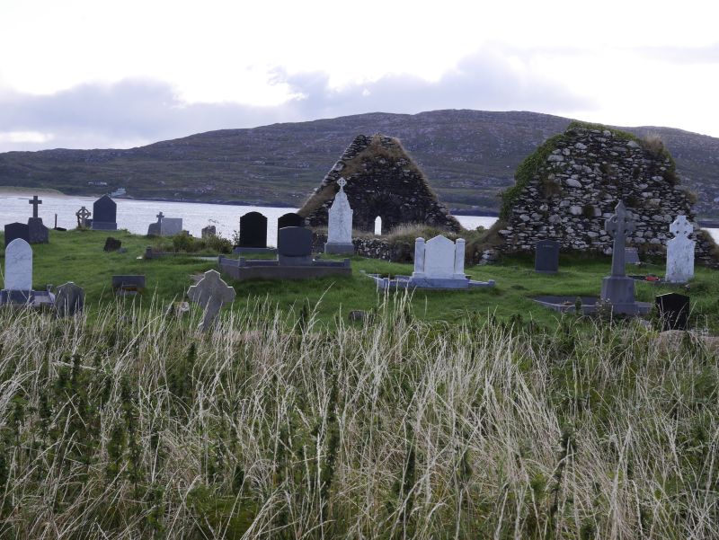 Ein heute noch benutzter Friedhof neben einer uralten Klosterruine am Meer