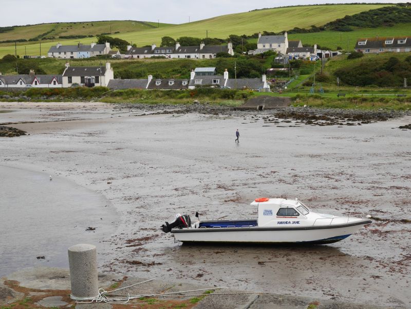 Port Logan Galloway Schottland, Strand mit Boot