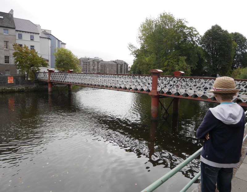 cork mit Kind am River Lee