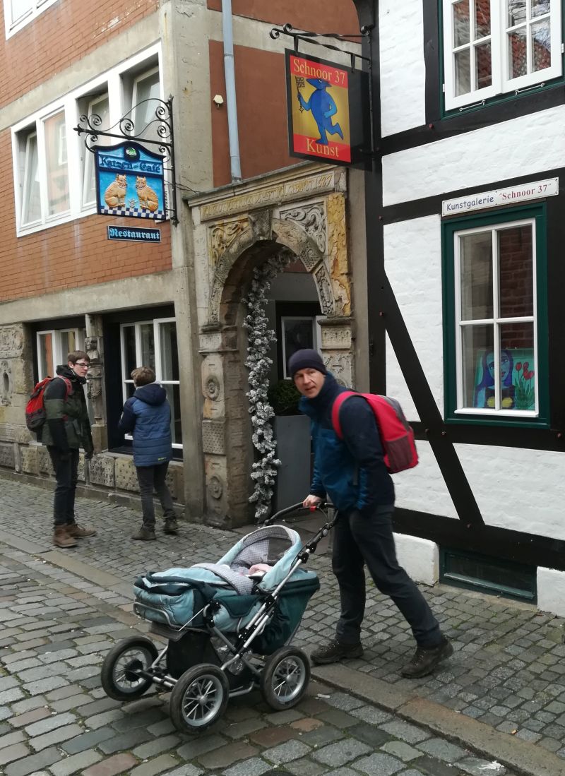Bremer Schnoorviertel mit Baby